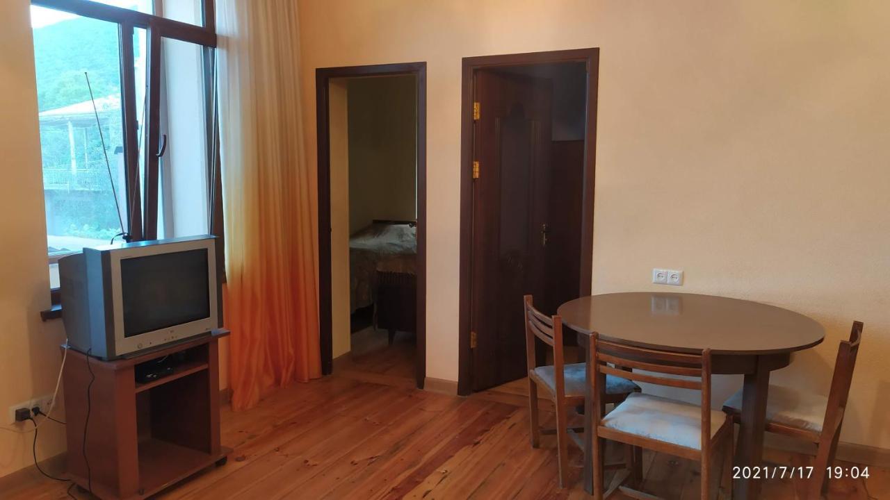 Verishen Guest House B&B Ґоріс Екстер'єр фото