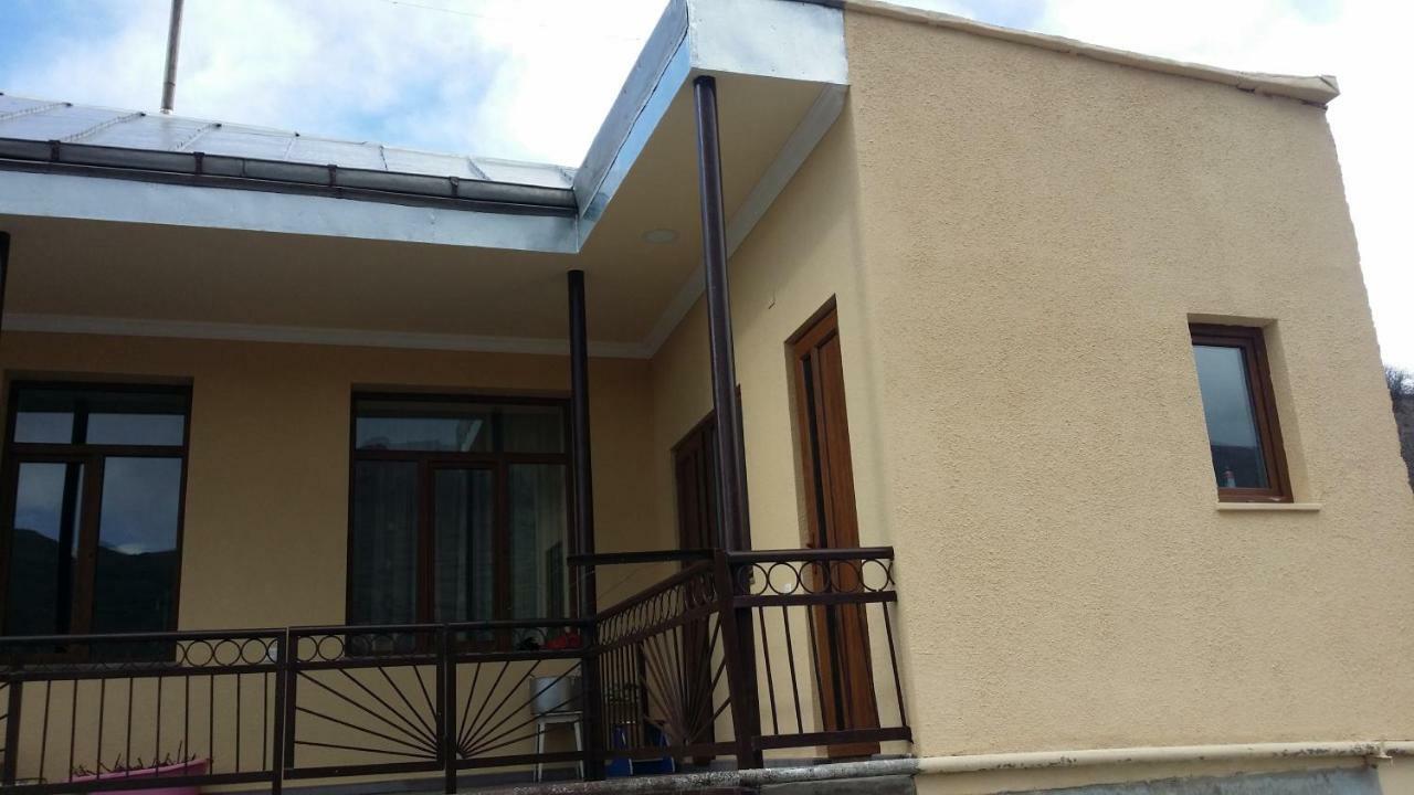 Verishen Guest House B&B Ґоріс Екстер'єр фото